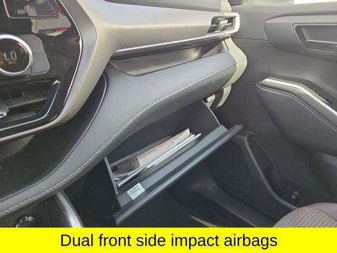 Used 2024 Toyota Highlander LE FWD image 27