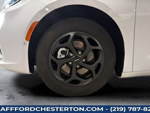 Used 2024 Chrysler Pacifica Limited FWD image 26
