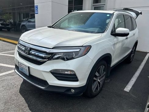 Used 2017 Honda Pilot Touring image 2