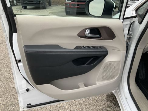 Used 2023 Chrysler Voyager LX image 23