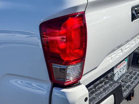 Used 2016 Toyota Tacoma TRD Sport AWD/4WD image 8