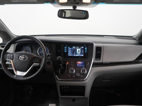 Used 2017 Toyota Sienna XLE image 14