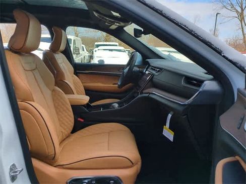 New 2025 Jeep Grand Cherokee Summit image 23
