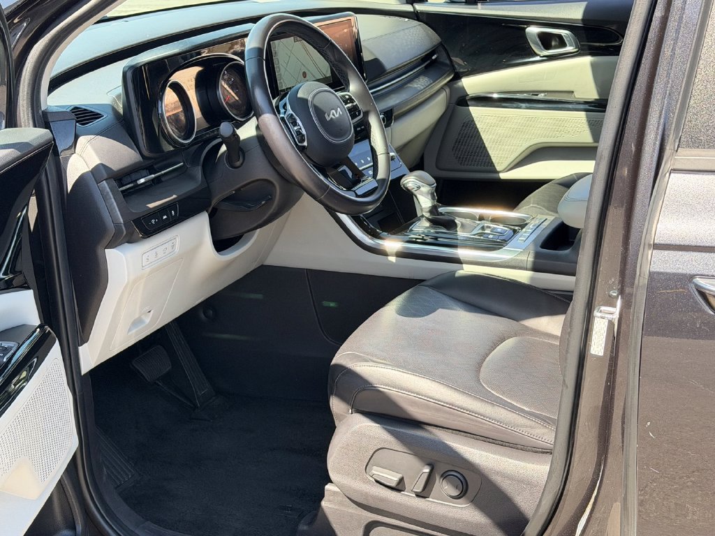 Used 2024 Kia Carnival EX FWD image 10