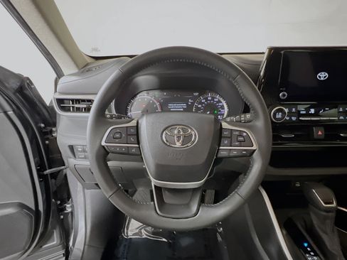 Used 2024 Toyota Highlander LE FWD image 18