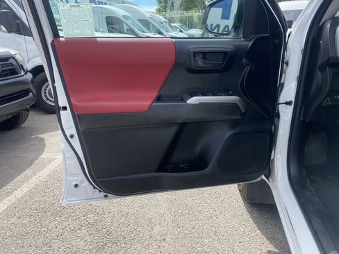 Used 2022 Toyota Tacoma SR5 AWD/4WD image 15