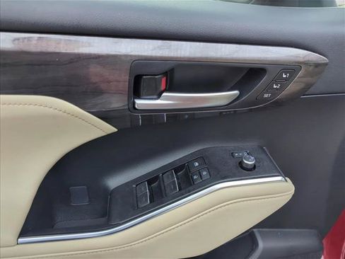 Used 2023 Toyota Highlander Platinum FWD image 12