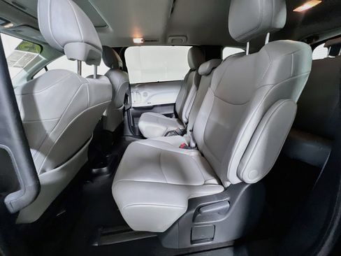 Used 2025 Toyota Sienna XLE FWD image 29