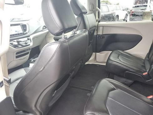Used 2023 Chrysler Pacifica Touring-L FWD image 14
