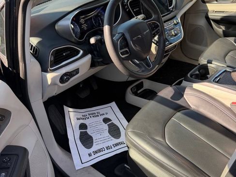 Used 2023 Chrysler Pacifica Touring-L FWD image 6