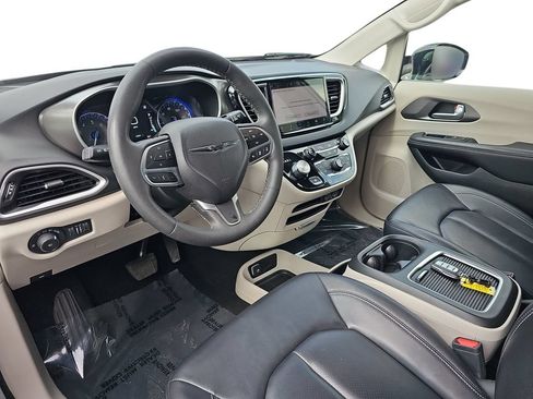 Used 2024 Chrysler Pacifica Touring-L FWD image 16