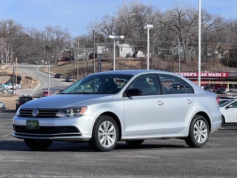 Used 2015 Volkswagen Jetta SE image 3