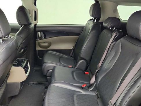 Used 2025 Kia Carnival FWD image 21