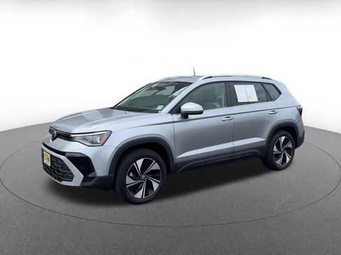 Used 2026 Volkswagen Taos SE AWD/4WD image 8