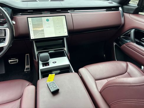 Used 2025 Land Rover Range Rover SE AWD/4WD image 24