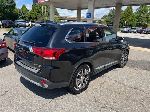 Used 2018 Mitsubishi Outlander SE image 3