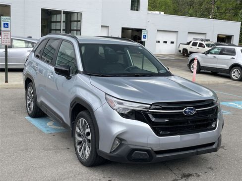 Certified 2025 Subaru Forester Touring AWD/4WD image 7