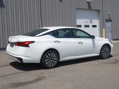 Used 2024 Nissan Altima 2.5 SV FWD image 9