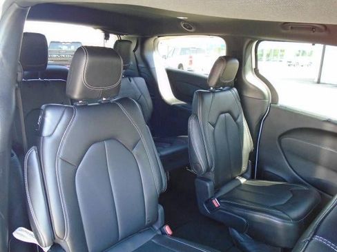 Used 2025 Chrysler Pacifica Select FWD image 29