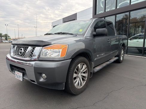 Used 2015 Nissan Titan SV w/ SV Value Truck Package image 4