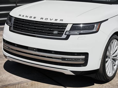 Used 2025 Land Rover Range Rover SE AWD/4WD image 6