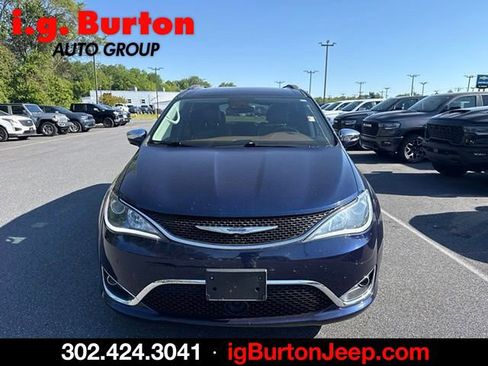 Used 2019 Chrysler Pacifica Limited w/ Tire & Wheel Group FWD image 8