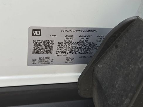 Used 2025 Chevrolet Trax LT w/ LT Convenience Package FWD image 35