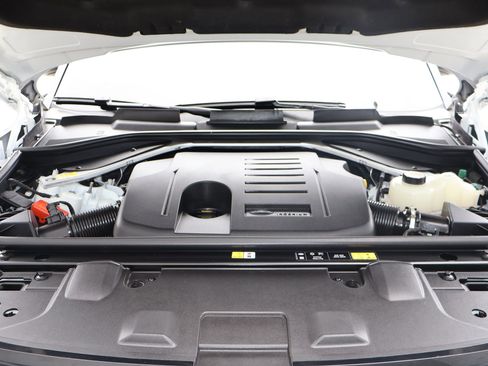 Certified 2024 Land Rover Range Rover Long Wheelbase SE image 33