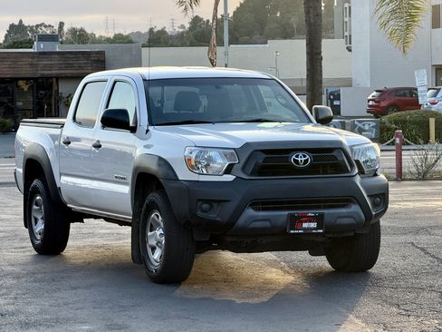 Used 2015 Toyota Tacoma PreRunner w/ Convenience Package RWD image 2