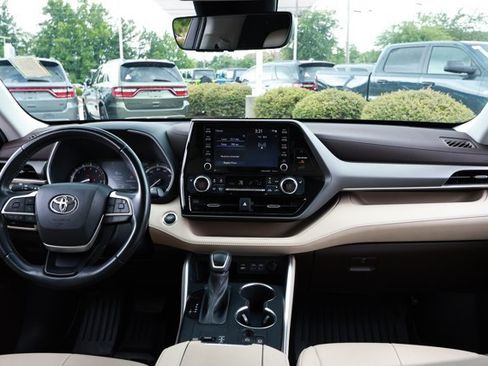 Used 2022 Toyota Highlander XLE FWD image 33