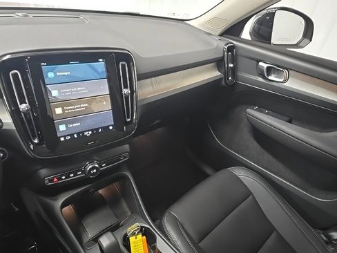 Used 2024 Volvo XC40 B5 Core image 26