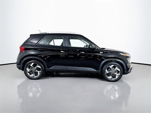 Used 2023 Hyundai Venue SEL image 9