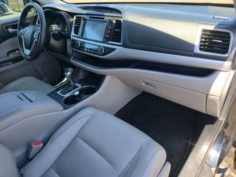 Used 2017 Toyota Highlander XLE image 11