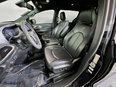Used 2023 Chrysler Pacifica Touring-L w/ S Appearance Package FWD image 12