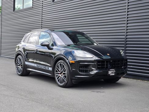Certified 2026 Porsche Cayenne GTS AWD/4WD image 9