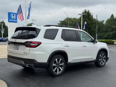 Used 2024 Honda Pilot Touring image 3