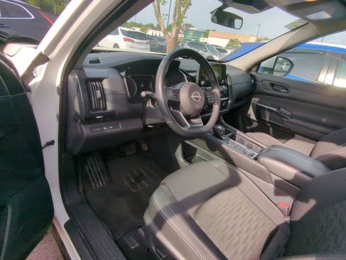 Used 2025 Nissan Pathfinder SV AWD/4WD image 7