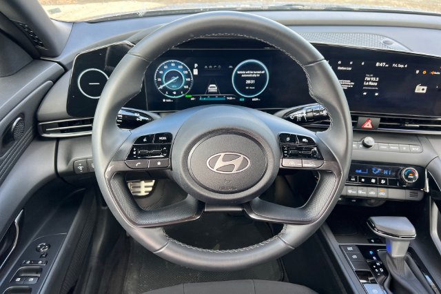 Certified 2025 Hyundai Elantra SEL FWD image 18