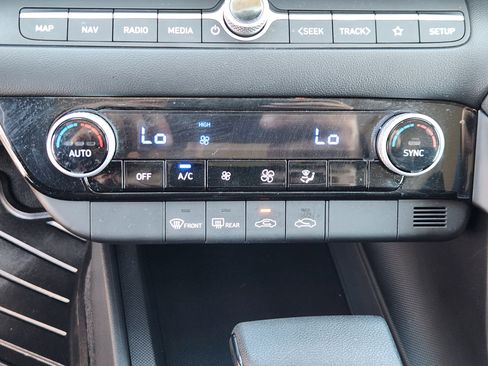 Certified 2024 Hyundai Elantra SEL FWD image 21