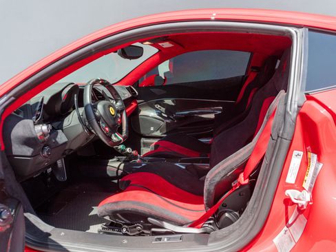 Used 2019 Ferrari 488 Pista Coupe RWD image 9