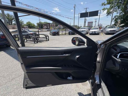 Used 2018 Toyota Camry SE FWD image 10