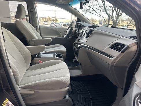 Used 2013 Toyota Sienna LE image 16