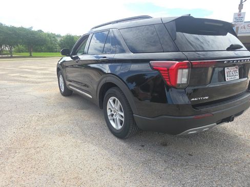 Used 2025 Ford Explorer Active w/ Active Comfort Package RWD image 6