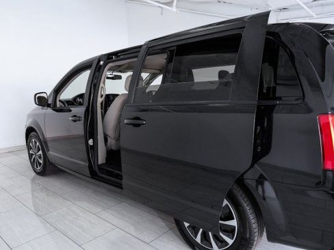 Used 2018 Dodge Grand Caravan SE w/ UConnect Hands-Free Group FWD image 39
