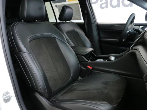 Used 2023 Jeep Grand Cherokee Altitude image 29