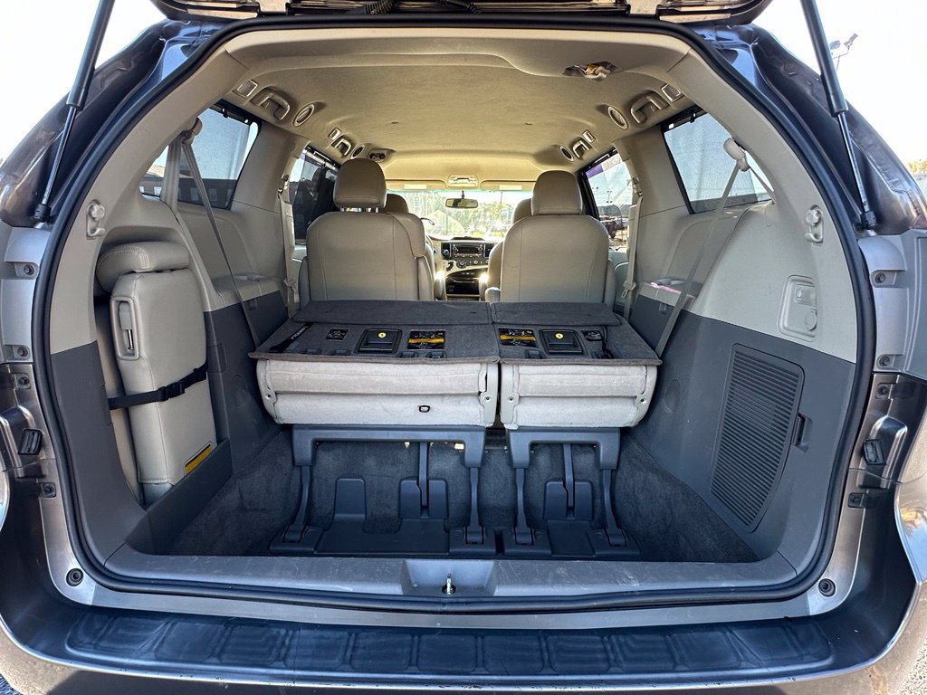 Used 2012 Toyota Sienna LE FWD image 32