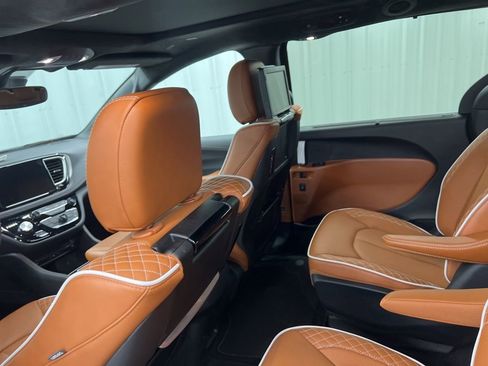 Used 2026 Chrysler Pacifica Pinnacle w/ Trailer Tow Group image 13