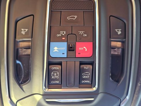 New 2026 Jeep Grand Cherokee Altitude image 17