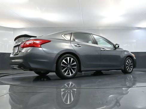Used 2016 Nissan Altima 2.5 SL w/ Moonroof Package image 46