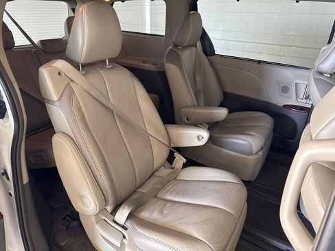 Used 2013 Toyota Sienna Limited w/ Premium Pkg image 18